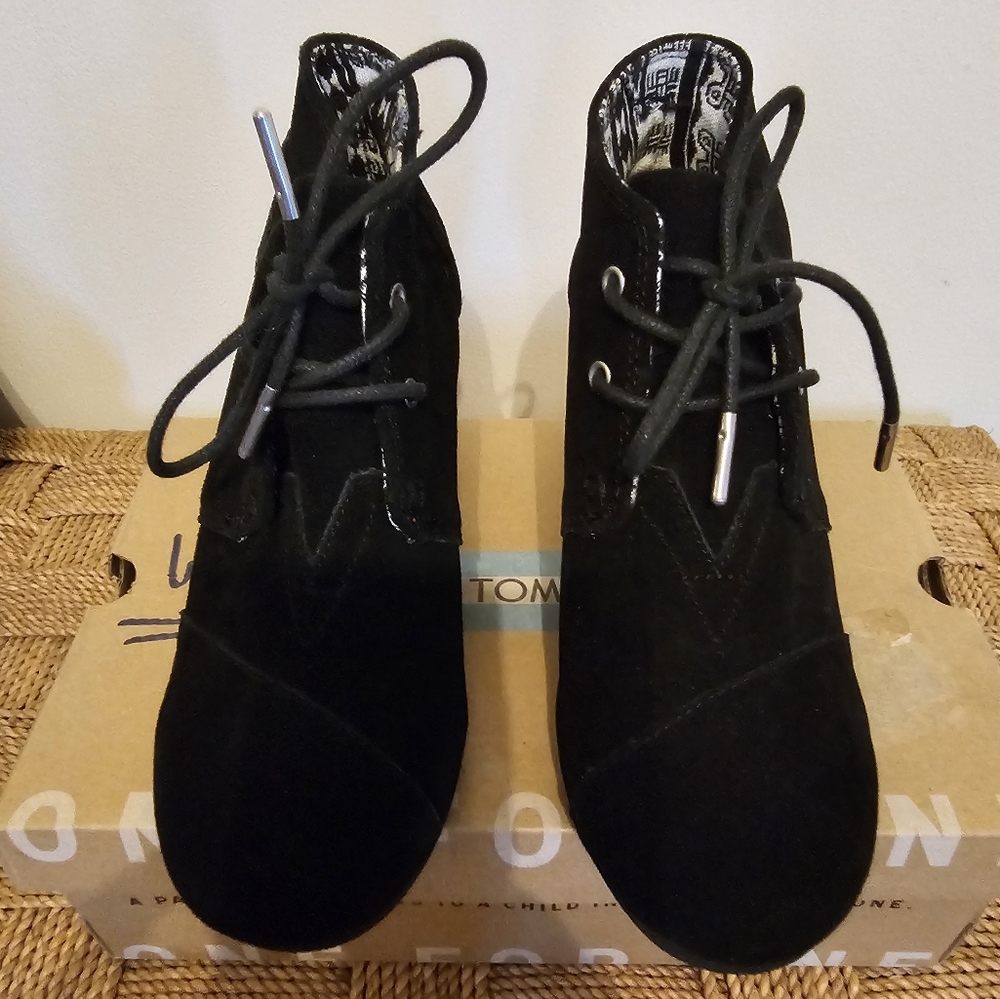 Size 7 Toms black wedge shoes,